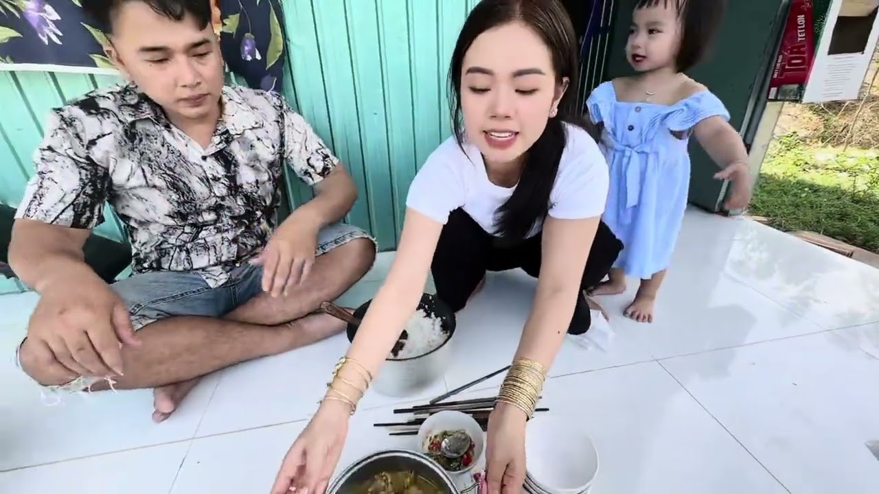 Mùng  2 đơn giãn ở vườn xoài cùng anh chị và mẹ