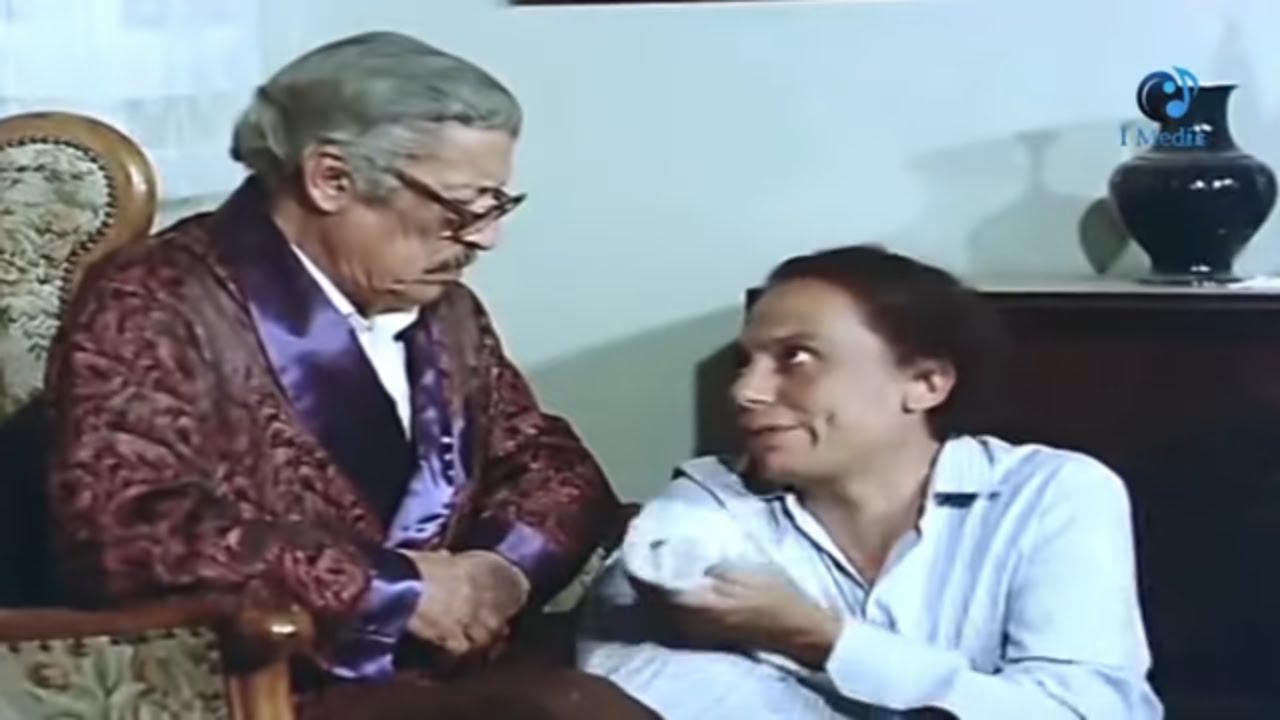 المشهد اللى عادل امام  قعد تحت رجل عماد حمدى فيه