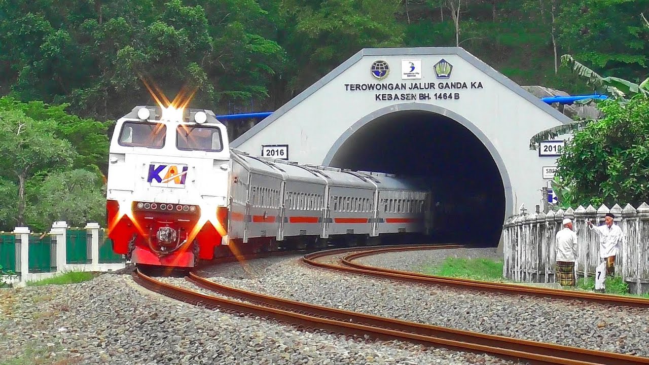 KELUAR MASUK TEROWONGAN‼️ SEHARIAN MENEMUKAN 25 KERETA API DI TEROWONGAN KEBASEN DAOP 5 PURWOKERTO