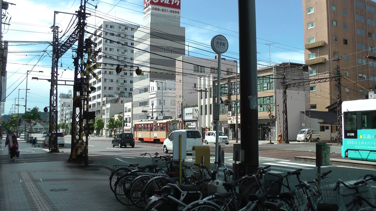 【踏切】路面電車、電車クロス踏切　県道19号伊予鉄大手町駅（電停）前