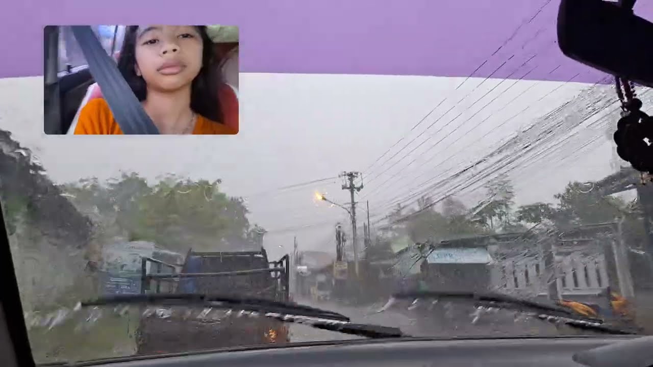 Perjalanan dengan mobil 02 Sampai hampir dekat kota tempat tinggal diriku masih hujan deras banget