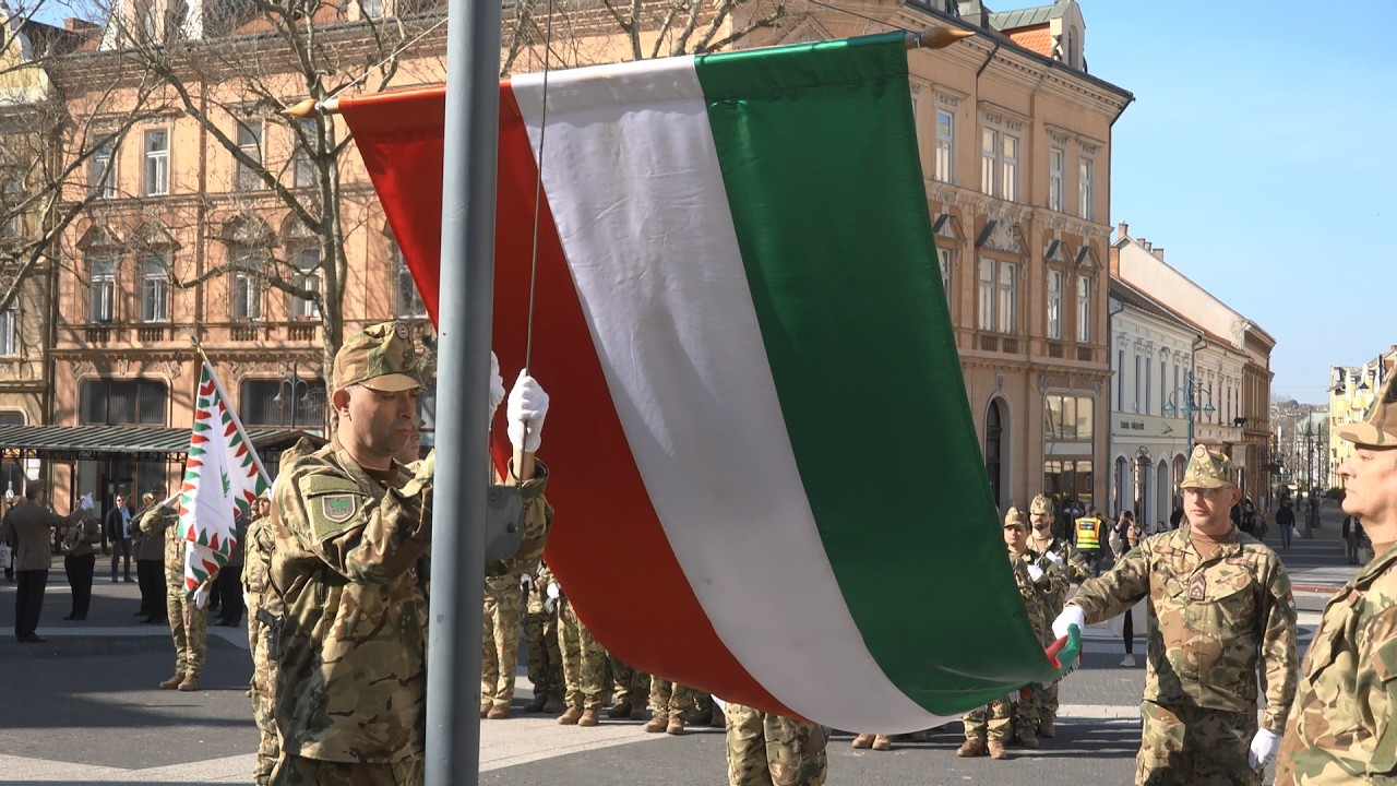 Így vonták fel a nemzeti színű lobogót Kaposváron