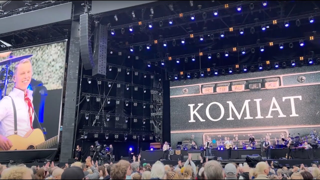 Komiat / Iskelmäprinssi laulaa