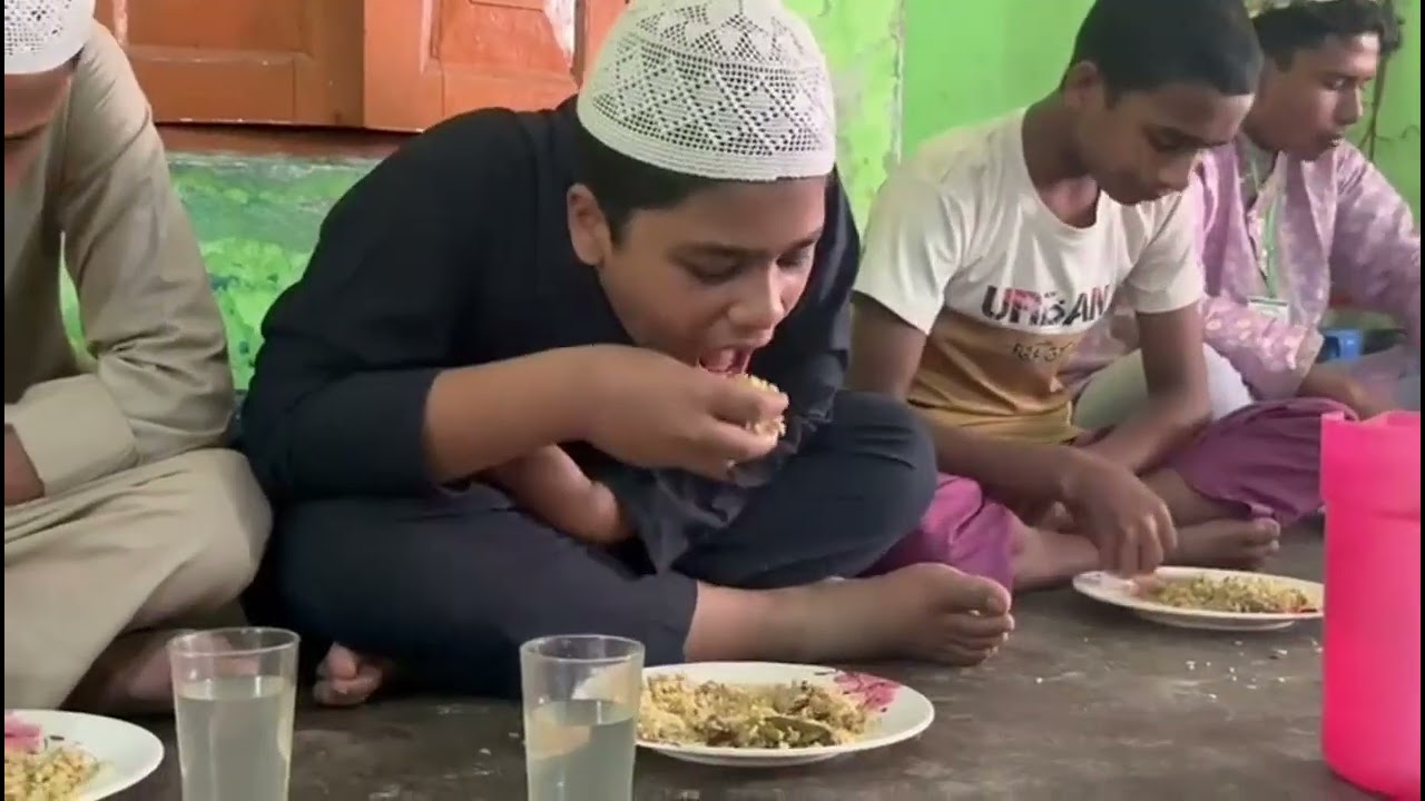 আলহামদুলিল্লাহ  শিরনীর বিতরণ  চলছে।