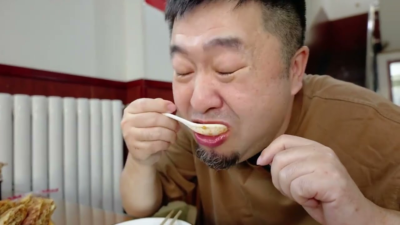 天津13年老菜馆，猪皮辣豆大肉饼特色，接地气老味道 天津美食探店，辣豆猪皮有嚼劲儿，颜色漂亮美味。猪肉饼现做外脆内软，炸河虾拌豆腐丝，合炒棒渣粥挺好。来天津不吃包子，吃肉饼也不错！#省饭课代表