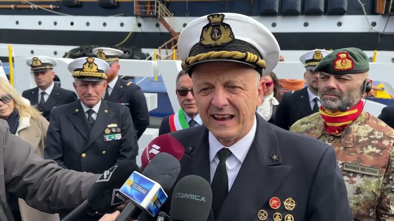L’arrivo dell’Amerigo Vespucci nel porto di Brindisi