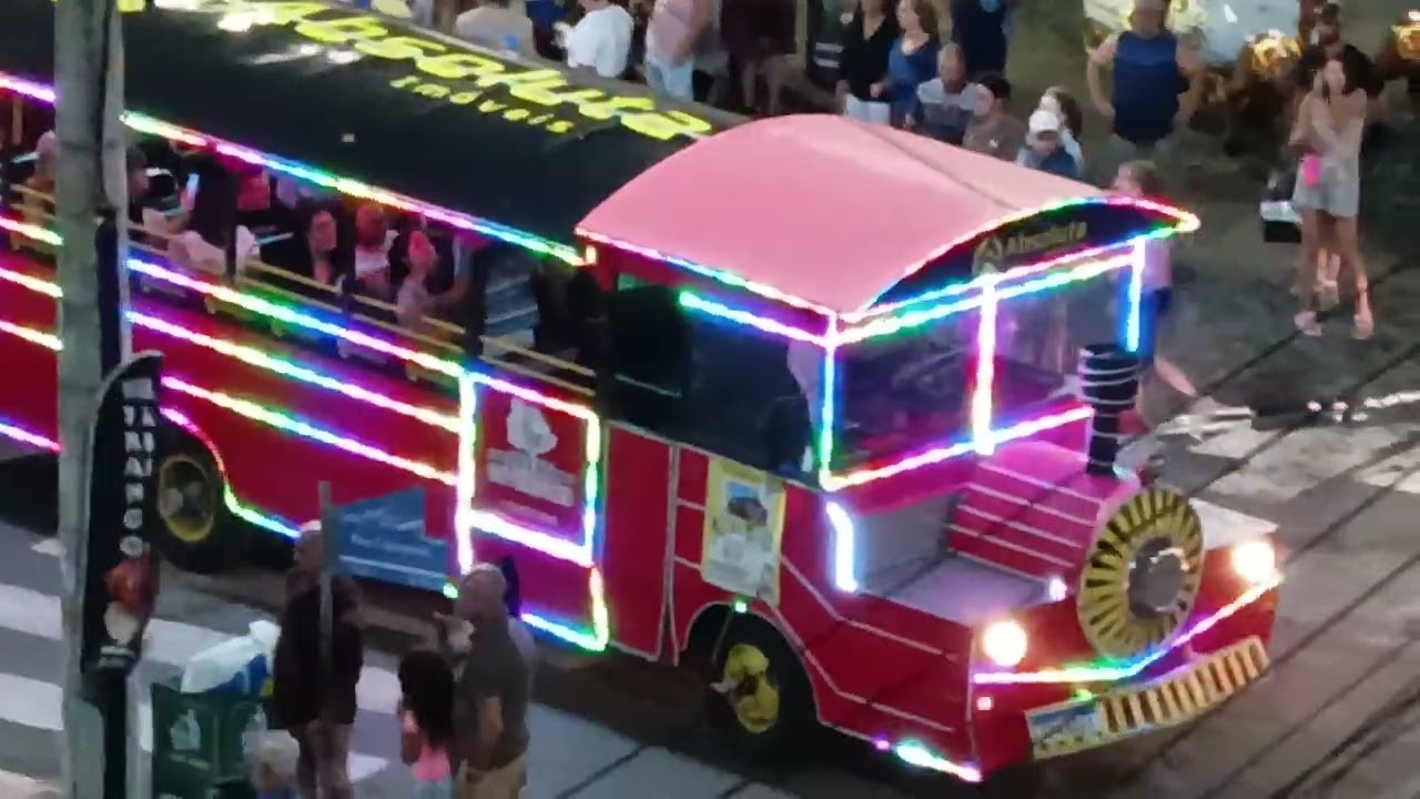 Show na praça de Capão da canoa catador de latinha canta e sua companheira dança #curiosidades 
