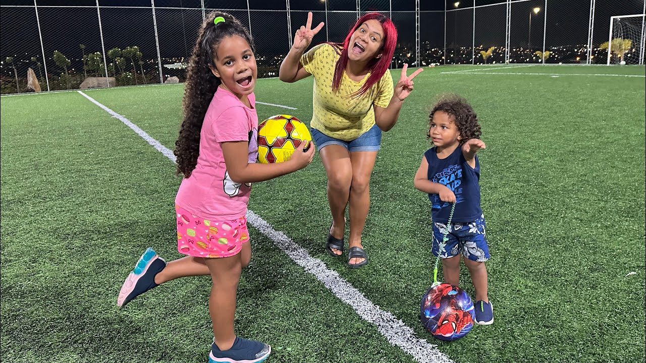 ENSINANDO MARINA E LUCAS JOGAR FUTEBOL!!! Vlog