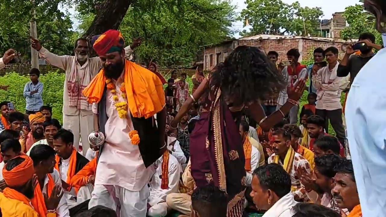 बामणिया 💥 में कार्यक्रम 📿 करते हुए थावर सिंह 🔱 महाराज बापू महाराज 🚩