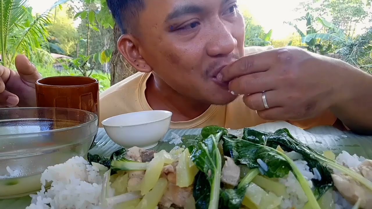 MASARAP TALAGA HIGUPIN ANG SABAW KAPAG MAY SILI.. tinolang manok at samahan pa ng mainit na kape.