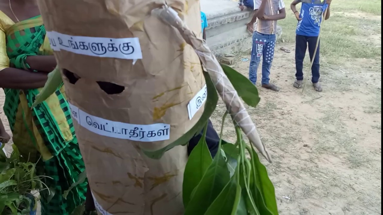 மரம் போன்ற புதிய வகை வினோத உடைப்போட்டி