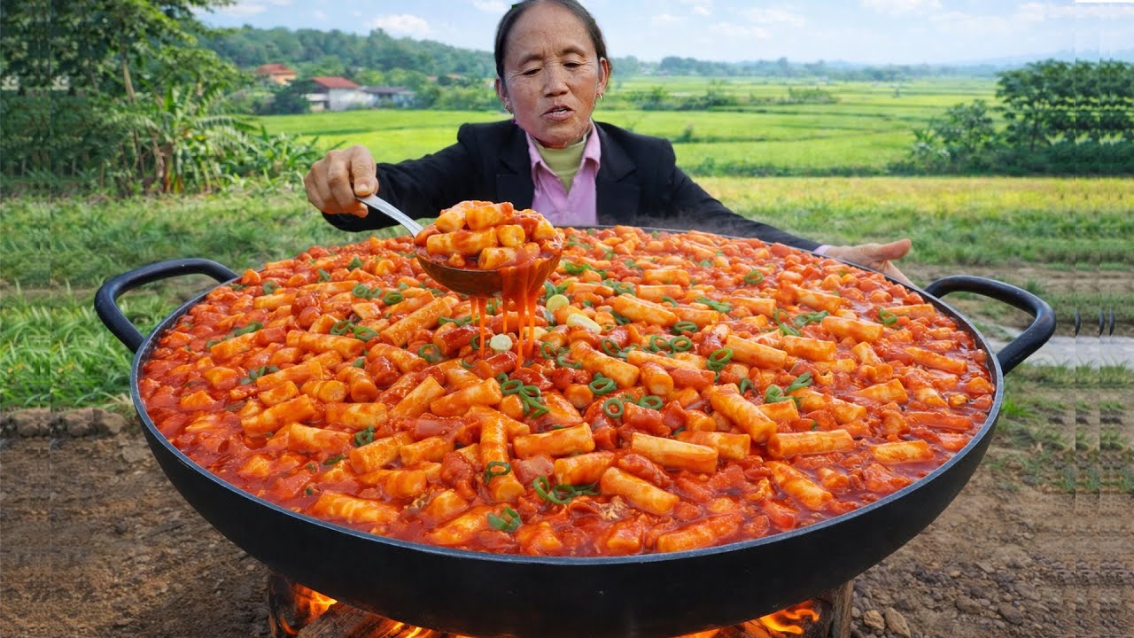 Bà Tân Vlog - Lần Đầu Làm Mâm Tokbokki Hàn Quốc Sốt Cay Samyang x2 Khổng Lồ Đãi Cả Làng