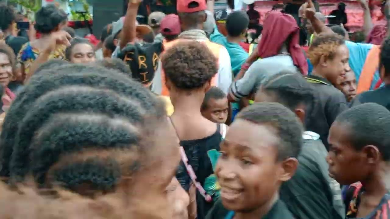 Robert Oika performing live at Ramu Sugar 