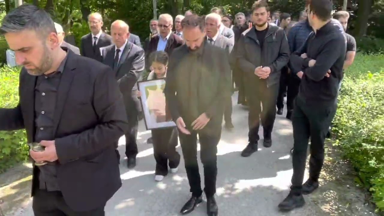 Besna Variş Ahlen  Mezarlığında uğurlanırken