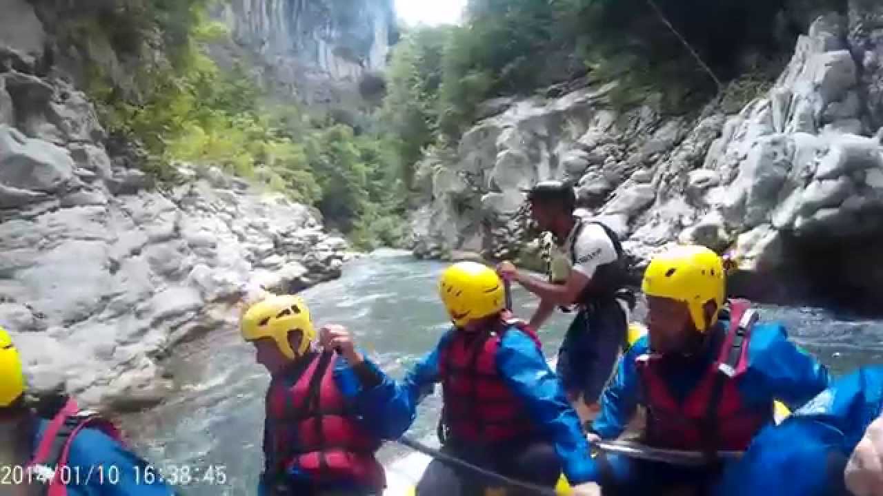 Caduta dal gommone durante il rafting sul fiume Lao