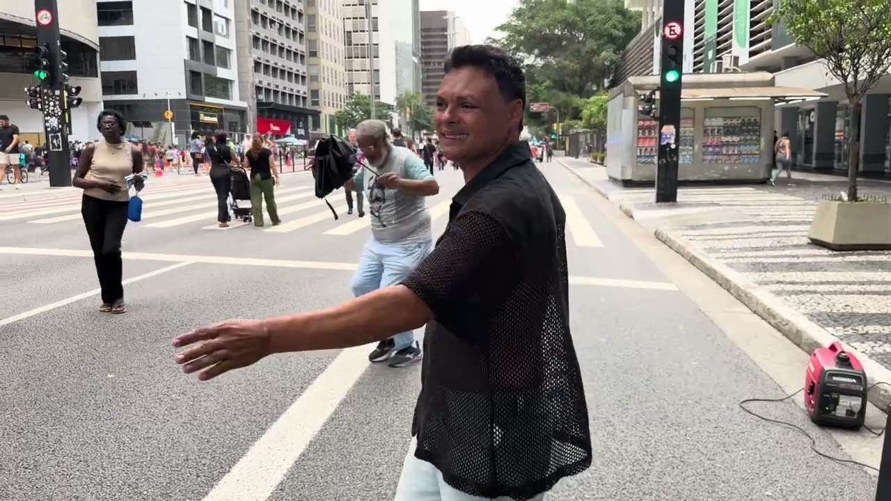Esse cantor de rua é teimoso e nao disiti dos seus sonhos e segue cantando 