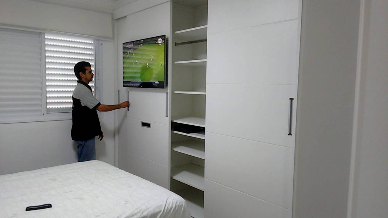 TV 42 Polegadas Instalada na Porta do Armário