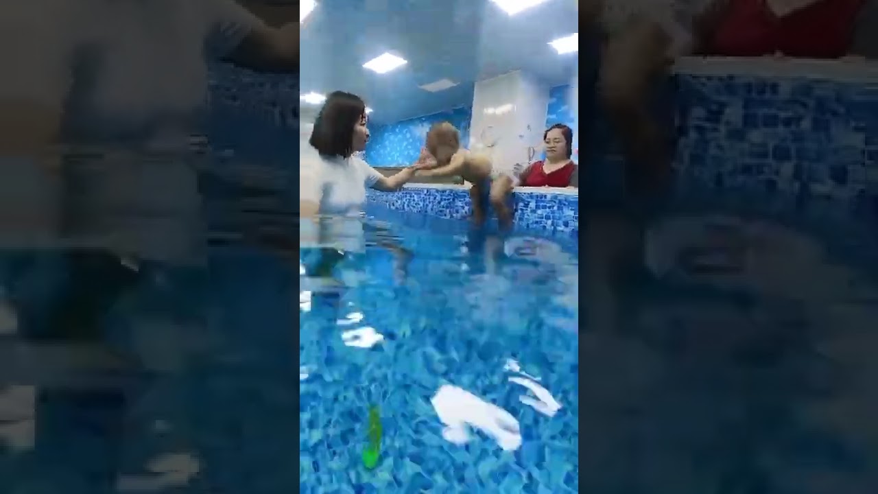 V&iacute;deo de beb&ecirc; nadando 😀😍 #cutebaby #viral #kids #shorts