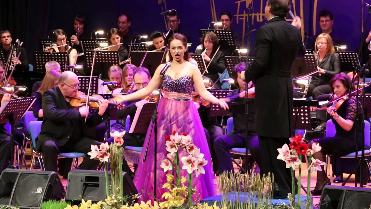 Ur&scaron;ka Arlič Gololičič & Obalni sinfonični orkester. Dirigent: Patrik Greblo