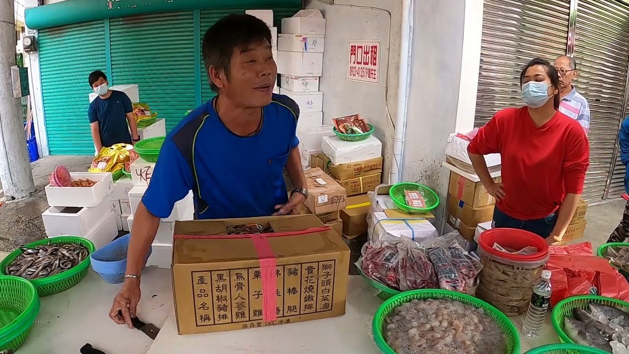 來了一個10份哥 一次就大出手買10份 大家都看傻了 台中大肚市場 大肚農會前面50公尺 台中海鮮大叔 海鮮拍賣 海鮮叫賣  叫賣哥 seafood auction