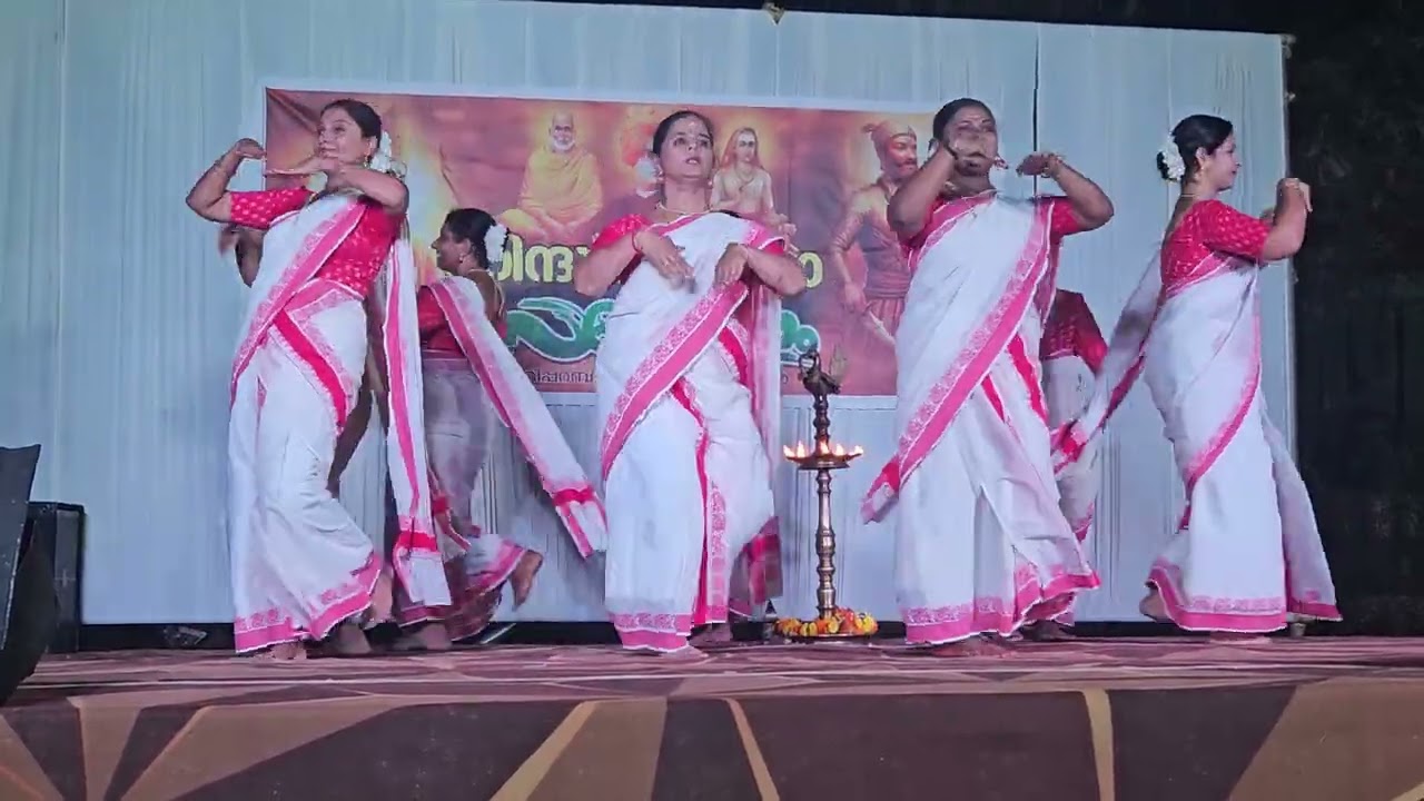 ഹിന്ദു ഏകതാ സമ്മേളനത്തിൽ അവതരിപ്പിച്ച  തിരുവാതിരക്കളി 