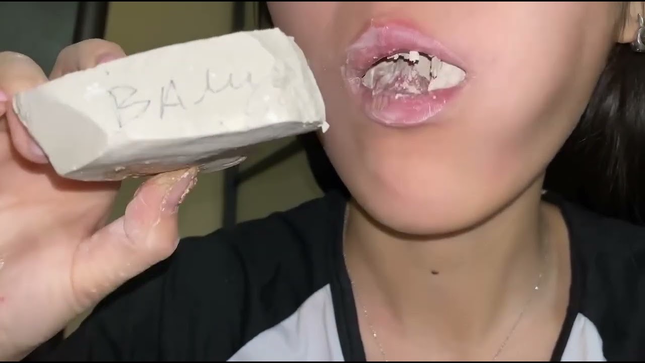 ASMR eating crunchy crispy chalk// mukbang of salty clay // satisfying crunch - @thosebuzzfeeds 