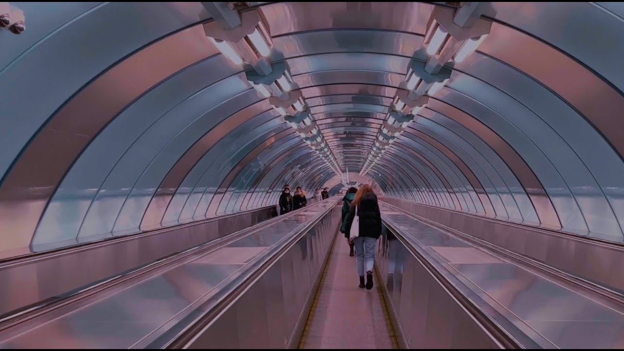 🇷🇺 Saint-Petersburg. Sportivnaya is a two-story metro station with a travelator.