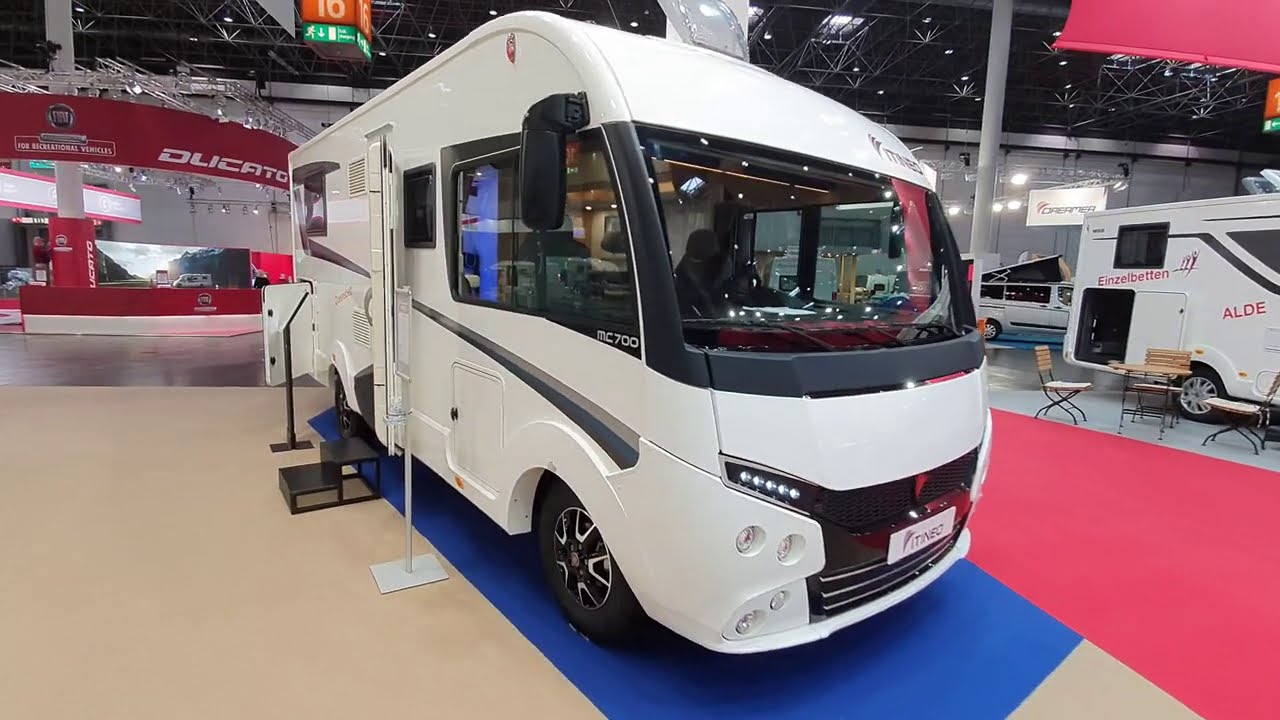 Motorhome with side queen bed and rear shower : Itineo MC700 Traveller