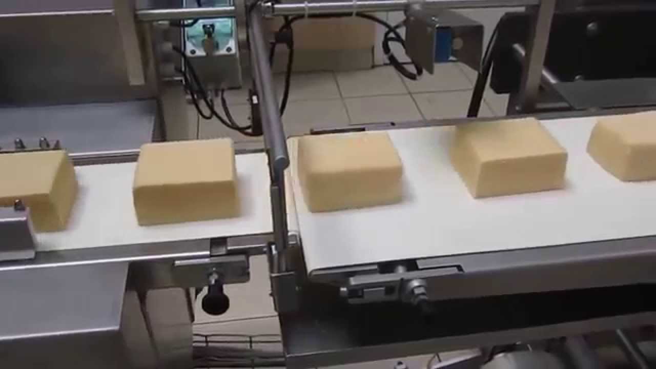 Нарезка и упаковка сыра в газовой среде