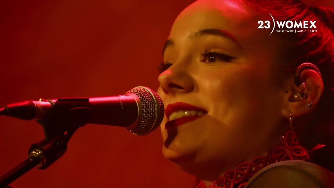 Ailá no WOMEX. 𝙶𝚛𝚊𝚟𝚊𝚍𝚘 𝚊𝚘  𝚟𝚒𝚟𝚘 no 𝚆𝙾𝙼𝙴𝚇 𝟸𝟹, 𝙰 𝙲𝚘𝚛𝚞ñ𝚊, 𝙶𝚊𝚕𝚒𝚌𝚒𝚊, 𝙴𝚜𝚙𝚊ñ𝚊.
