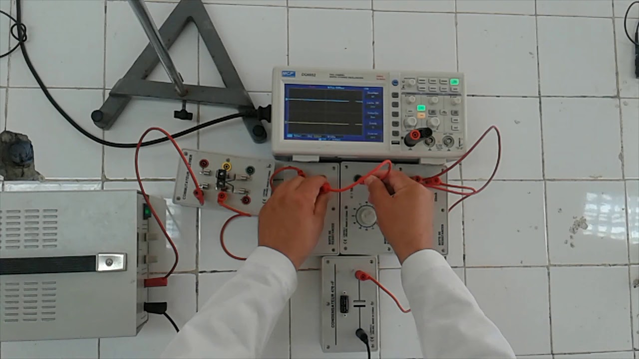Réaliser Quelques Travaux Pratiques de Physique En Utilisant Un Oscilloscope Numérique