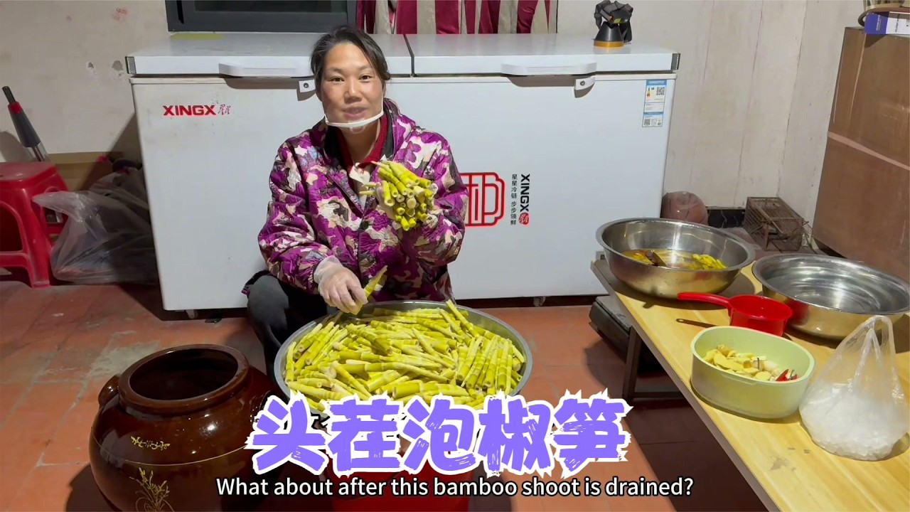 阿恋带婉儿去挖地，一家人加班剥笋子，做了一缸心心念念的泡椒笋