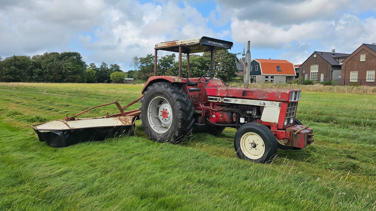 Making hay with old farm equipment | Inernational 844-S