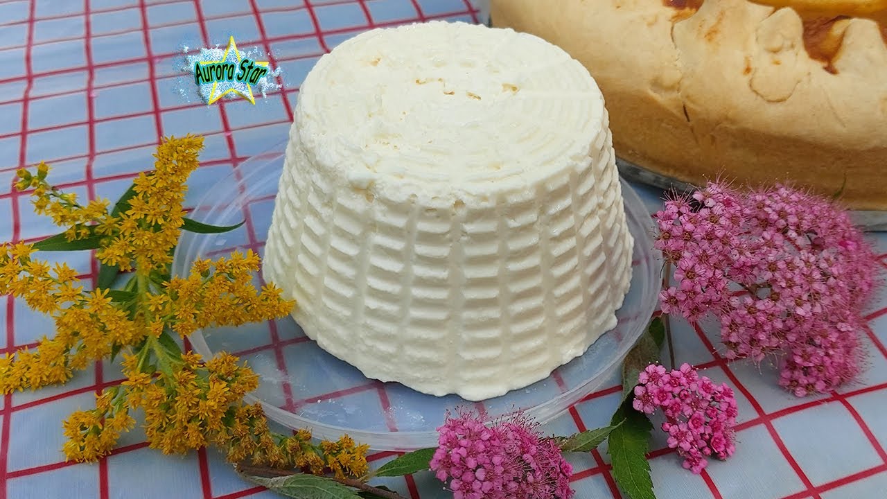 Il metodo per fare il formaggio fatto in casa con latte di mucca con limone e senza caglio