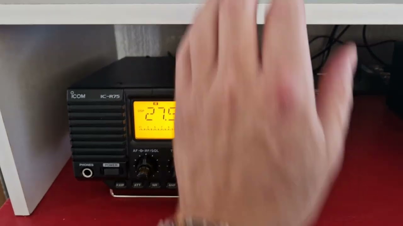 Icom IC-R75 vs IC-R71E (Quick Comparison)