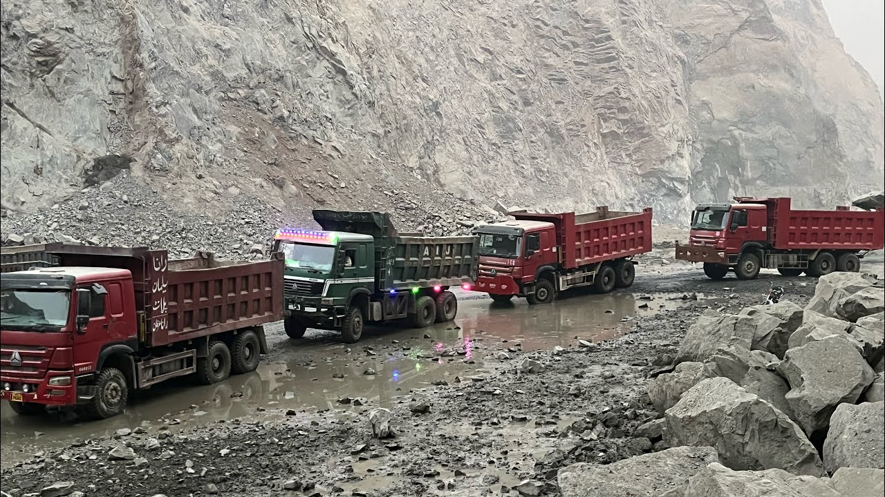 OLD CATERPILLAR LOADER VS HUGE ROCKS 🪨 LOADING IN DUMP 🛻 