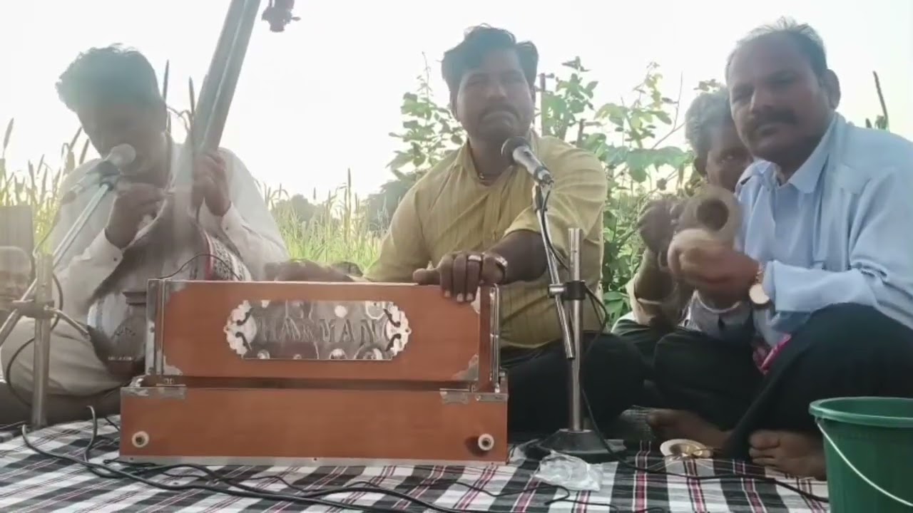 वरन्दा वन में धैन सरावे बाजे बांसुरी बांसुरी रे लगा पेरवा ऊड गई नीदडली 