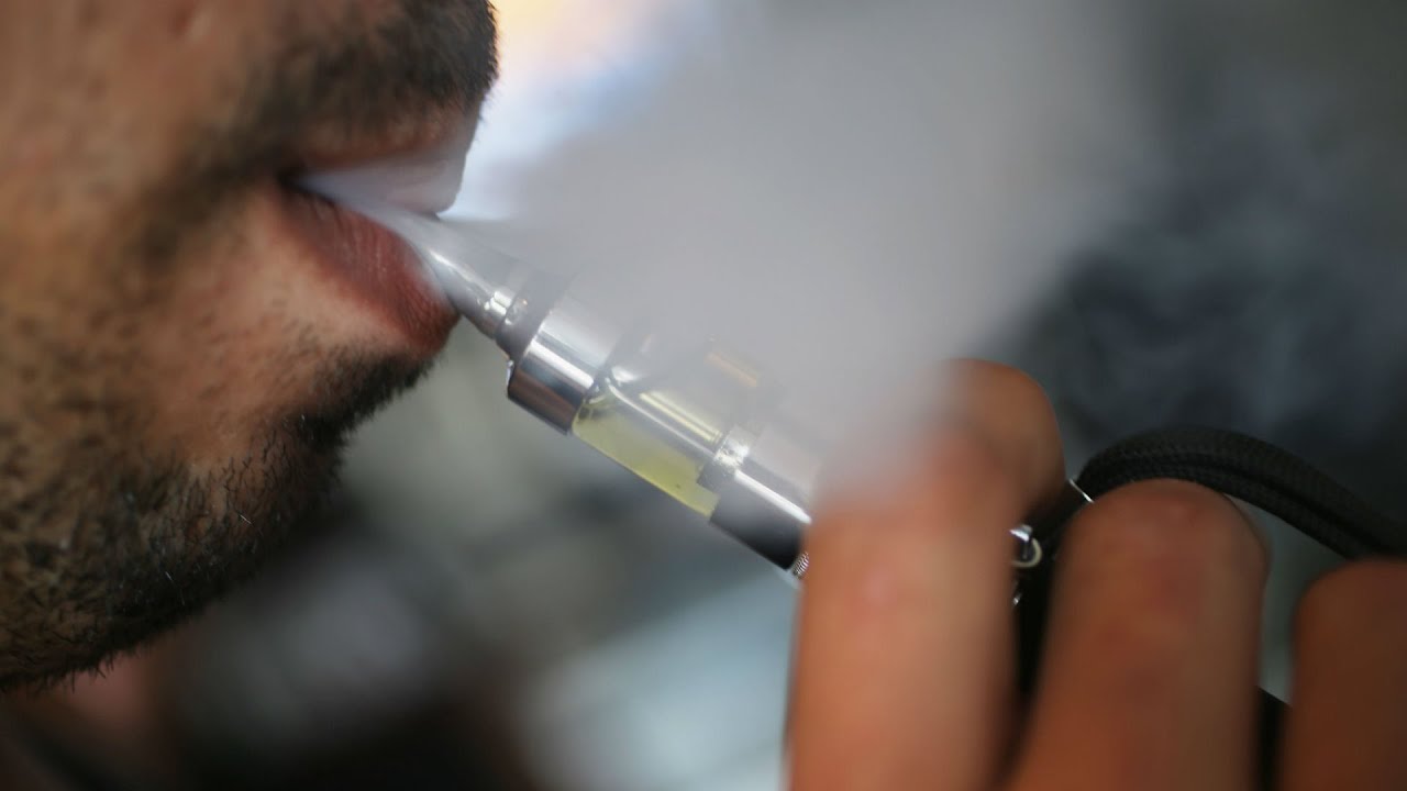 &iquest;Cu&aacute;les son los efectos y riesgos de fumar cigarrillos electr&oacute;nicos?