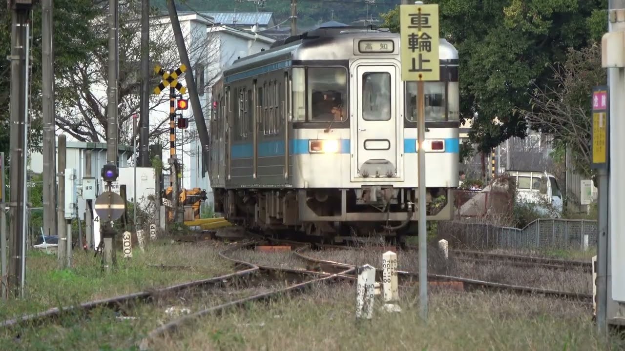 ＪＲ四国　土讃線　通勤通学　朝倉駅と朝倉神社前踏切　2024/11/12