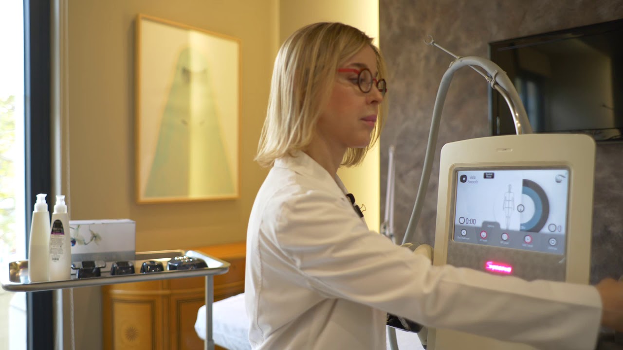La Dra. Adriana Ribé enseña las piezas y funciones del Velashape III