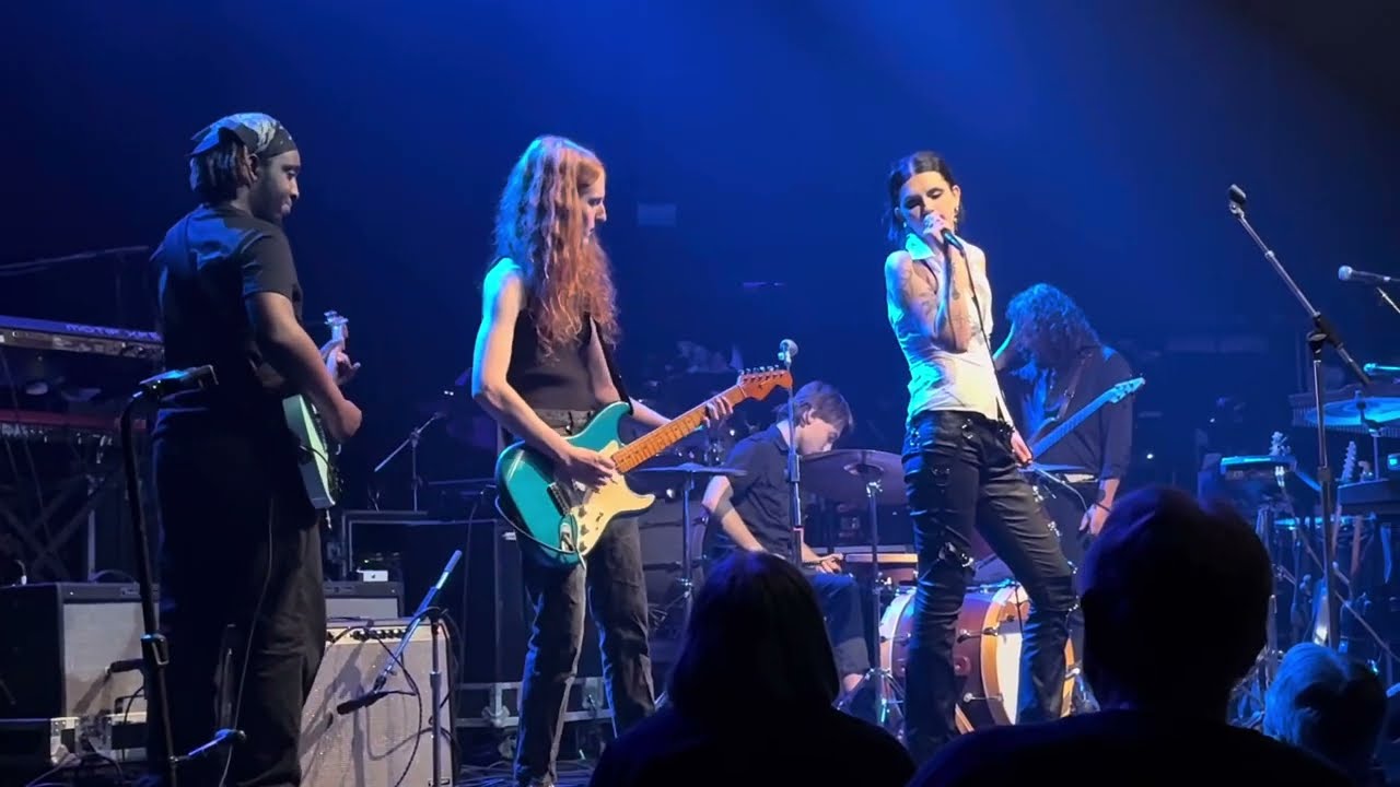 Mara Luna : Covering "Babe I'm Gonna Leave You" Led Zeppelin version in Chicago 9-5-2025