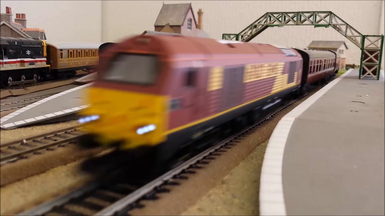 Hornby R2522 EWS Bo-Bo Class 67 Loco 'Rising Star' No. 67027 DCC Ready H331344