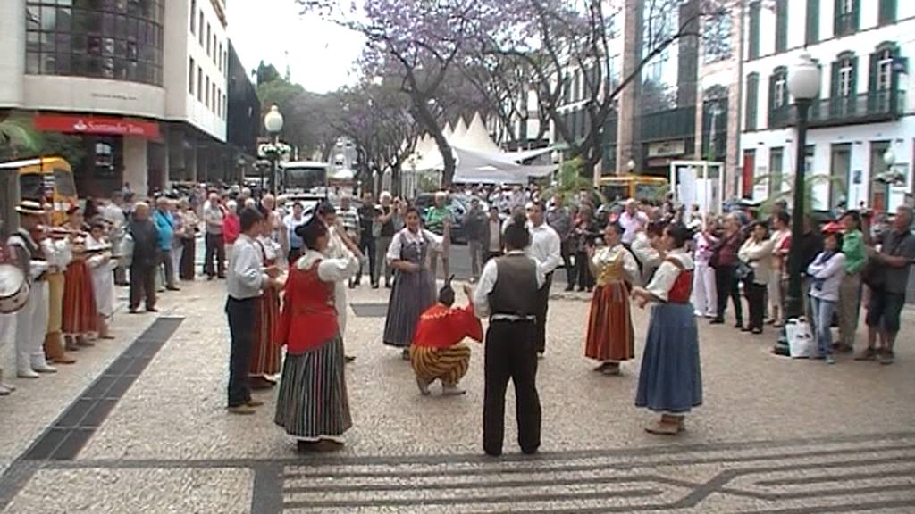 Dan&ccedil;a Tradicional Madeira 26)