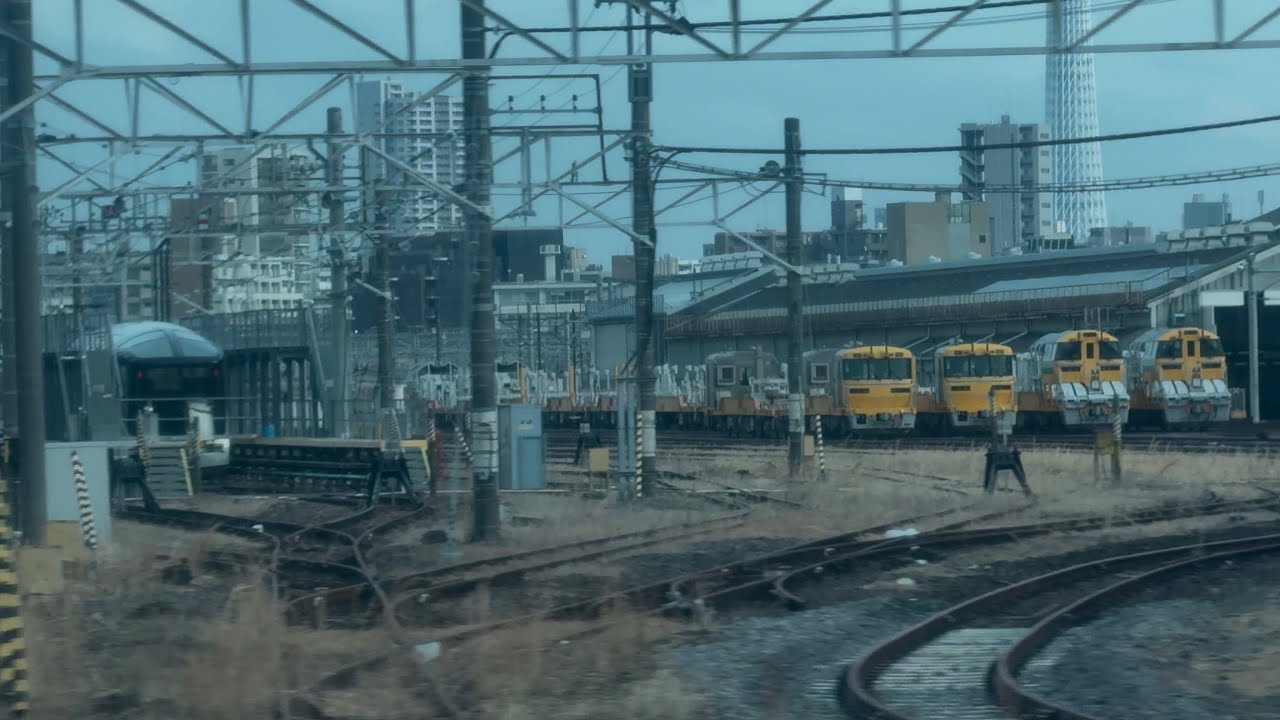 【4K高画質】情報量過多な尾久車両センターの様子（2026.2.20 15:33）KY出場回送が終了したE655系なごみが構内入換してました。奥には短キヤ、短キヤ、ロンキヤ、ロンキヤの順で並んで停泊中
