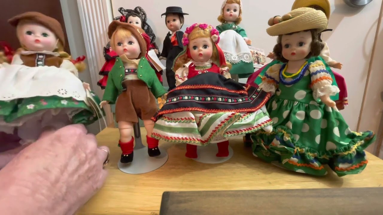 Madame Alexander Bent Knee Walkers 1961 to 1965.   How to identify and handle dolls.