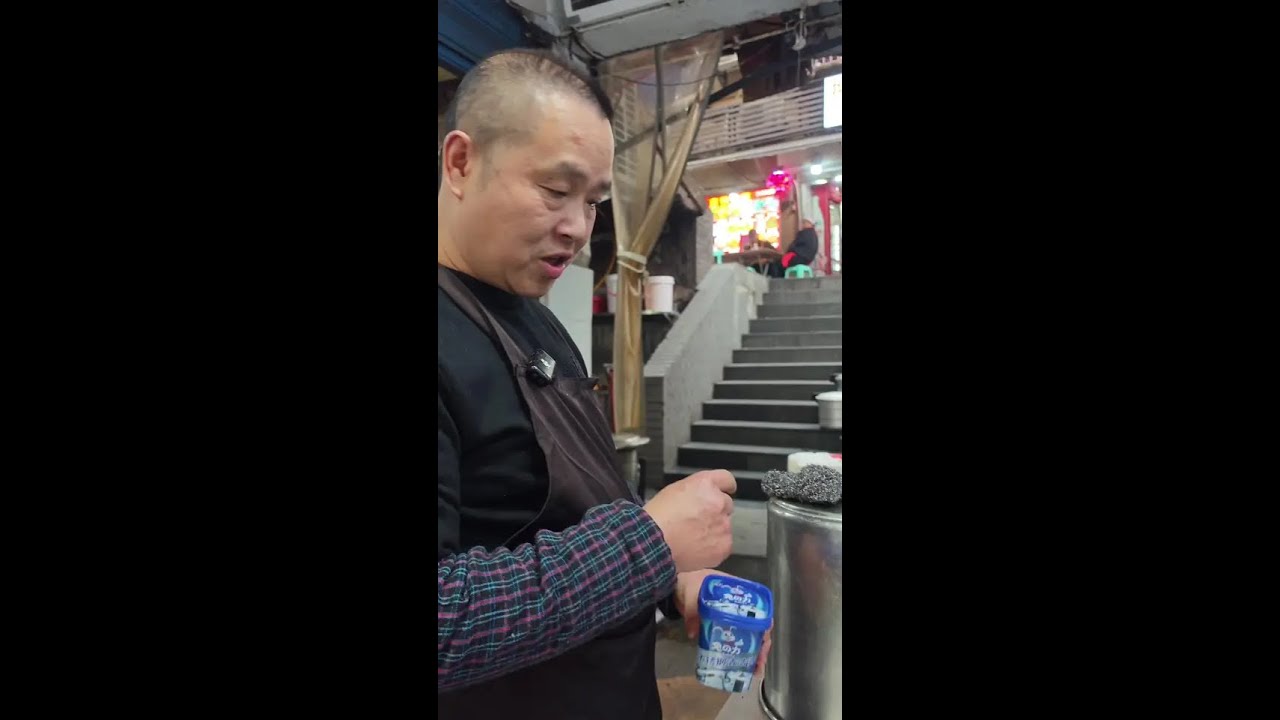 店里的不锈钢锅底烧得黢黑，试下专门洗烧痕的清洁膏，效果太攒劲 