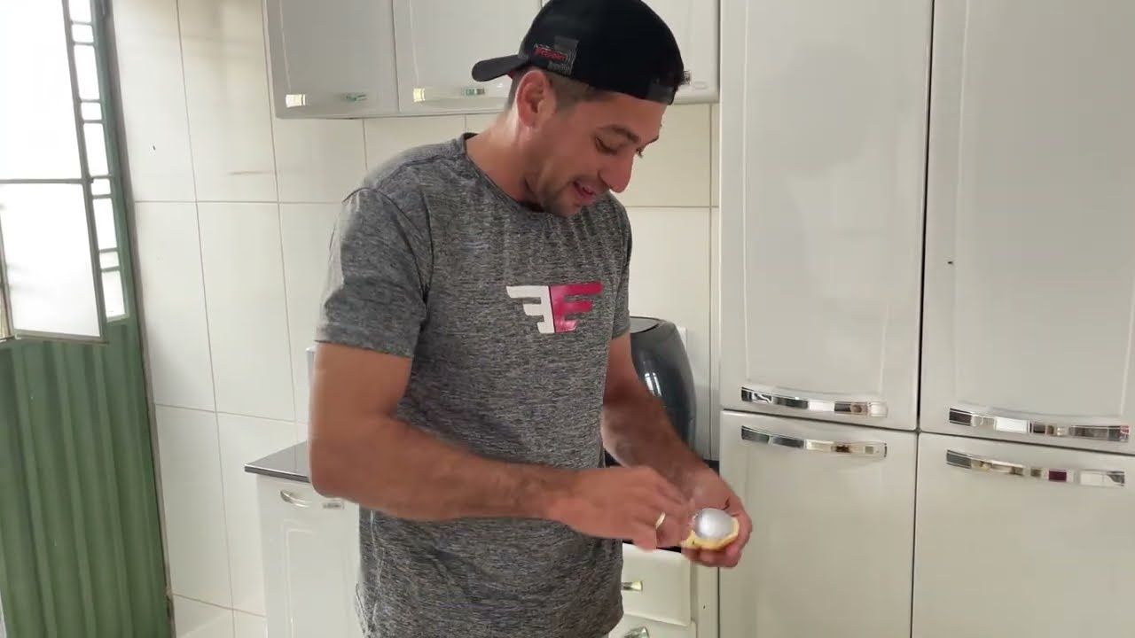 na cozinha mostrando como faço minhas torradas