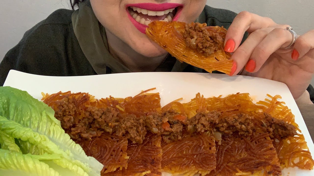 Asmr eating Persian Crispy Pasta (Makaroni Tahdig)|موکبانگ ته دیگ ماکارانی کریسپی با سس گوشت