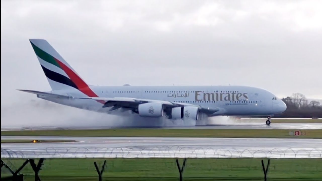 Reverse Thrust on Emirates A380 Landing at Manchester Airport (MASSIVE SPRAY ON THE RWY)