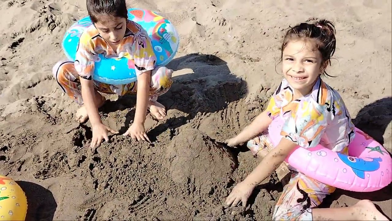 🏖️ Aysel, Beyza ve Efe Denizde Kumdan Kale Macerası! 🏰✨